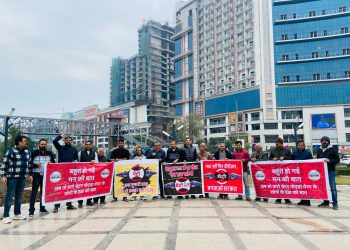ग्रेटर नोएडा वेस्ट में मेट्रो की मांग को लेकर जारी रहा प्रदर्शन, नेताओं की चुप्पी से बढ़ी लोगों में नाराजगी