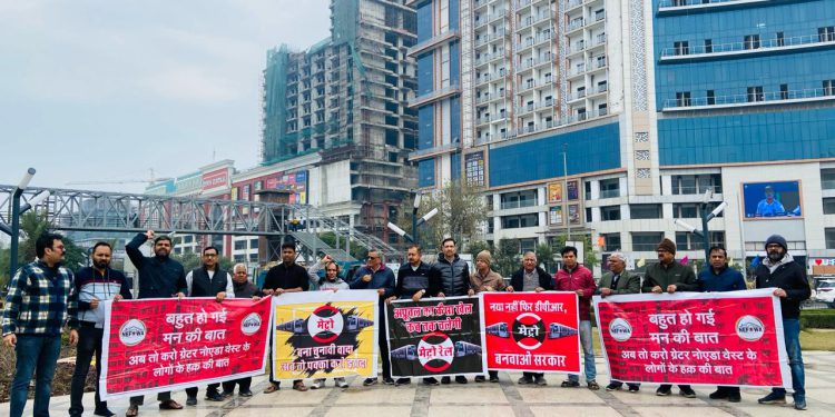 ग्रेटर नोएडा वेस्ट में मेट्रो की मांग को लेकर जारी रहा प्रदर्शन, नेताओं की चुप्पी से बढ़ी लोगों में नाराजगी