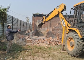 ग्रेटर नोएडा प्राधिकरण ने अवैध अतिक्रमण पर चलाया बुलडोजर, सवा लाख वर्ग मीटर से अधिक एरिया से हटाया अतिक्रमण