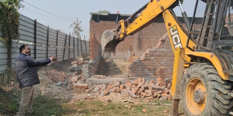 ग्रेटर नोएडा प्राधिकरण ने अवैध अतिक्रमण पर चलाया बुलडोजर, सवा लाख वर्ग मीटर से अधिक एरिया से हटाया अतिक्रमण