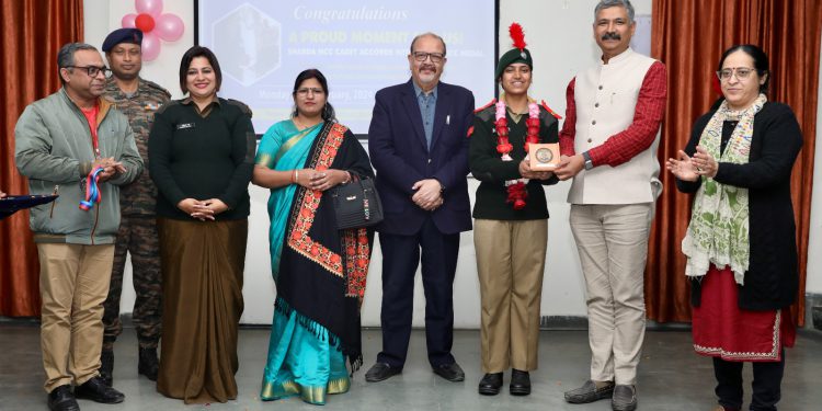 एनसीसी कैडेट महानिदेशक पदक मिलने पर शारदा यूनिवर्सिटी में हुआ सम्मान समारोह का आयोजन