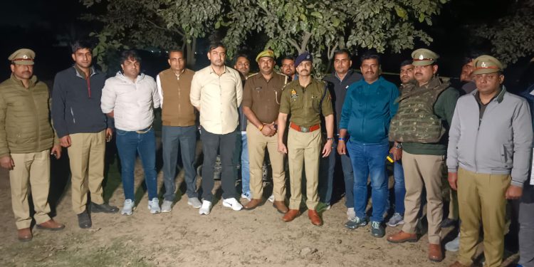 छात्र की हत्या के मामले में फरार चल रहे तीन आरोपियों को पुलिस मुठभेड़ में पैर में लगी गोली