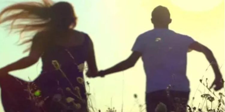 Noida: पति पहुंचा AIIMS तो पांच बच्चों की मां प्रेमी संग हुई फरार, इस शख्स पर भगाने का लगा आरोप