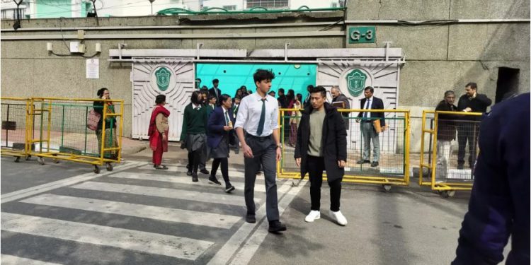 डीपीएस की प्रिंसिपल को मिला स्कूल को बम से उड़ाने का ईमेल, हड़कंप मचने के बाद खाली कराया कैंपस