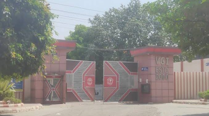 प्रयोगात्मक परीक्षा के दौरान एक छात्र ने लैब में चार छात्रों पर डाला कैमिकल, हॉस्पिटल में  भर्ती