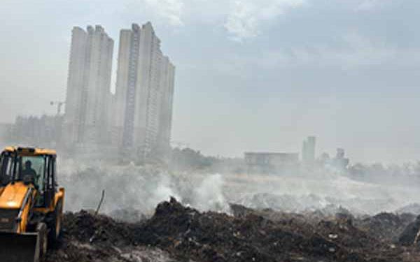 नोएडा : 72 घंटे से सुलग रही आग, 60 लाख लीटर पानी खर्च, एक दिन और लगेगा काबू पाने में