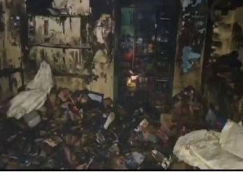 Dehradun: सहसपुर बाजार में जूते-चप्पल और गारमेंट्स की दुकान में लगी भीषण आग, सारा सामान हुआ राख