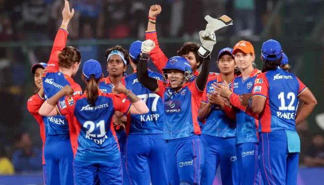 सांसें रोक देने वाले मैच में दिल्ली ने RCB को 1 रन से हराया, प्लेऑफ में बनाई जगह