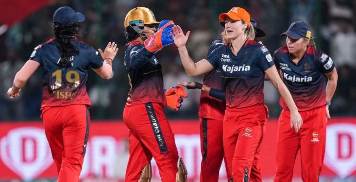 फाइनल में पहुंची रॉयल चैलेंजर्स बैंगलोर, मेट्रो में ही फैंस ने लगाए ‘RCB-RCB’ के नारे