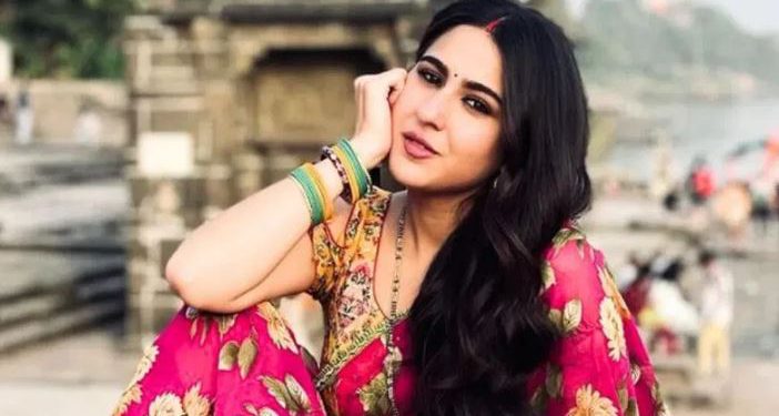 गेरुआ क्रॉप टॉप में मंदिर पहुंचीं सारा अली खान, गरीबों को अपने हाथ से बांटा प्रसाद