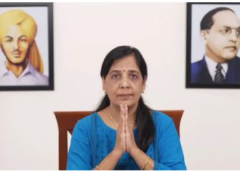 AAP का ‘केजरीवाल को आशीर्वाद’ कैंपेन शुरू, CM की पत्नी ने जारी किया व्हाट्सएप नंबर