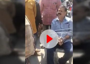 वाराणसी में सीवर की समस्या से परेशान हुए लोग, बीजेपी पार्षद के पति और जेई को बनाया बंधक