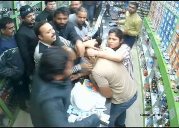 गौर सिटी में मेडिकल फार्मेसी में घुसकर दुकानदार के साथ दबंगो ने की मारपीट, देखे वायरल वीडियो