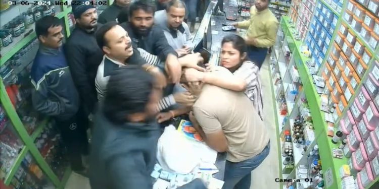गौर सिटी में मेडिकल फार्मेसी में घुसकर दुकानदार के साथ दबंगो ने की मारपीट, देखे वायरल वीडियो