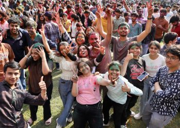 शारदा विश्वविद्यालय में होली मिलन समारोह का हुआ आयोजन