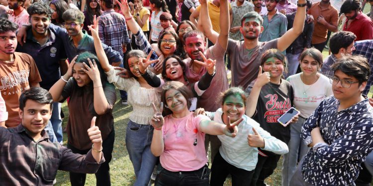 शारदा विश्वविद्यालय में होली मिलन समारोह का हुआ आयोजन