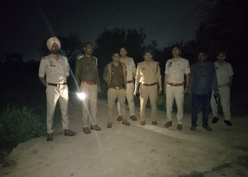 पुलिस मुठभेड़ में गैंगस्टर एक्ट में फरार चल रहे 15000 के इनामी बदमाश के पैर में लगी गोली। 