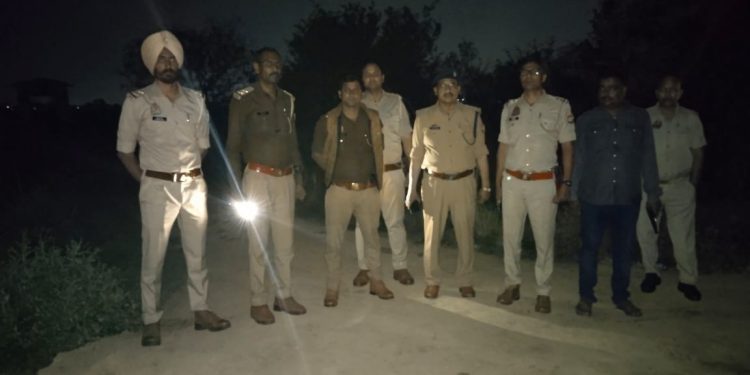 पुलिस मुठभेड़ में गैंगस्टर एक्ट में फरार चल रहे 15000 के इनामी बदमाश के पैर में लगी गोली।