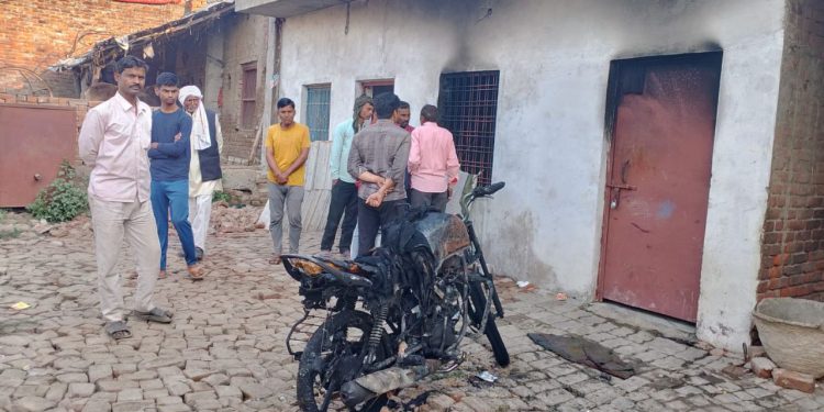 कानपुर में मौसेरे भाइयों को पेट्रोल डालकर जिंदा जलाया, कमरे में चारपाई पर सो रहे थे दोनों; दो आरोपी नामजद