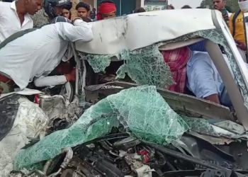 कानपुर: ओवरटेक के चक्कर में ट्रक से जा भिड़ी तेज रफ्तार कार, 3 की चली गई जान