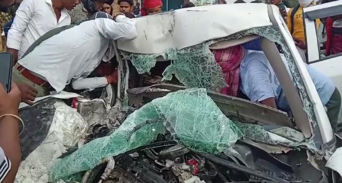 कानपुर: ओवरटेक के चक्कर में ट्रक से जा भिड़ी तेज रफ्तार कार, 3 की चली गई जान