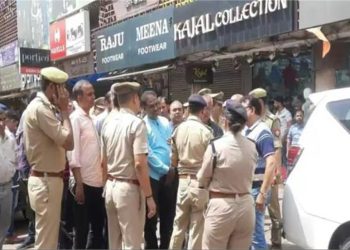 शोरूम मालिक ने डांटा तो 14 साल के लड़के ने चाकू से गोदा, शरीर पर किए 11 वार… Kanpur के नवीन मार्केट में सनसनीखेज वारदात