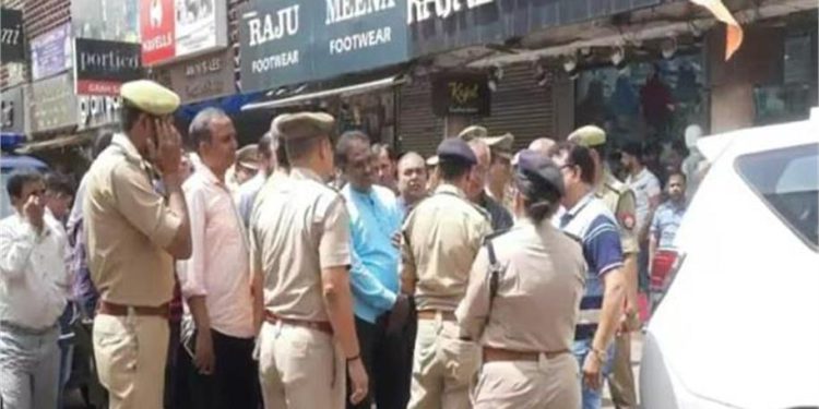 शोरूम मालिक ने डांटा तो 14 साल के लड़के ने चाकू से गोदा, शरीर पर किए 11 वार… Kanpur के नवीन मार्केट में सनसनीखेज वारदात