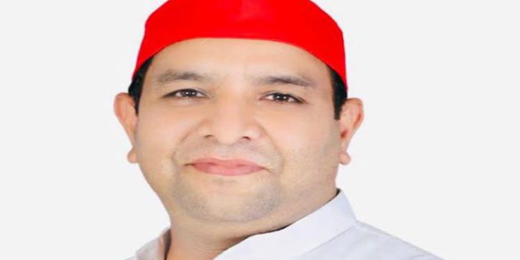 ग्रेटर नोएडा में पुलिस ने हद पार कर दी, सपा नेता से मांग ली कार