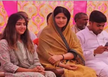 डिंपल यादव के साथ नजर आ रहा ये नया चेहरा, मुलायम सिंह यादव के परिवार की हैं खास सदस्य, जानिए कौन