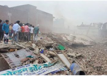 UP: बदायूं में पटाखा गोदाम में विस्फोट से गिरा 2 मंजिला घर, 5 लोग मलबे में दबे; रेस्क्यू जारी