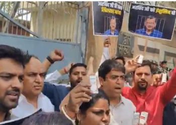 तिहाड़ जेल के बाहर AAP नेताओं का प्रदर्शन, आतिशी बोलीं- समय पर इंसुलिन न मिली तो उनके जान को हो सकता है खतरा