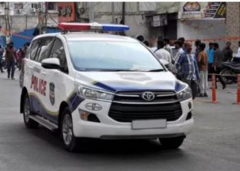 Noida News: लोकसभा चुनाव से पहले कार से पांच लाख रुपये बरामद, चेकिंग के दौरान पुलिस ने पकड़ा कैश