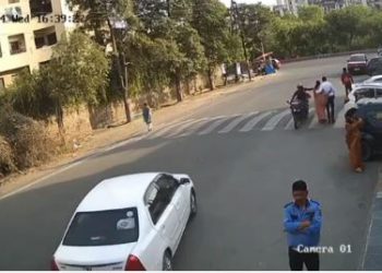 नोएडा के इस पॉश इलाके में बदमाश दिनदड़ाड़े कैसे ले उड़े महिला के गले से चेन