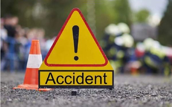 डीएनडी पर बड़ा हादसा, कार डिवाइडर से टकराई, इंजीनियर की मौत