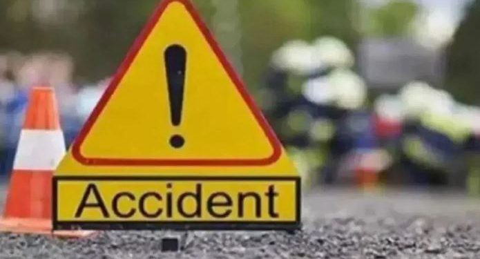 UP: शराब के नशे में धुत सिपाहियों की करतूत, घर के बाहर सो रही महिला पर चढ़ाई कार