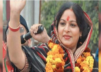 मुरादाबाद में सपा कैंडिडेट रुचि वीरा पर एक्शन, मंच से पुलिस वालों को औकात में रहने की दी थी धमकी