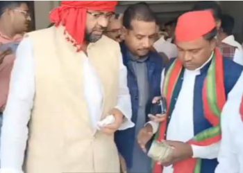 हाथ में 500 के नोटों की गड्डी, धड़ाधड़ बटाई… सुल्तानपुर में पैसा बांटते दिखे सपा प्रत्याशी- Video