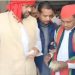 हाथ में 500 के नोटों की गड्डी, धड़ाधड़ बटाई… सुल्तानपुर में पैसा बांटते दिखे सपा प्रत्याशी- Video