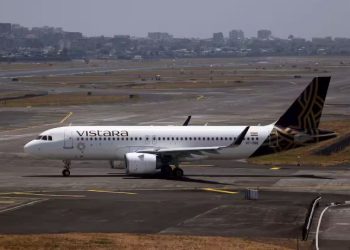विस्तारा एयरलाइंस की मुश्किलें बढ़ीं, 15 पायलटों ने नौकरी से दिया इस्तीफा; डीजीसीए ने मांगी रिपोर्ट