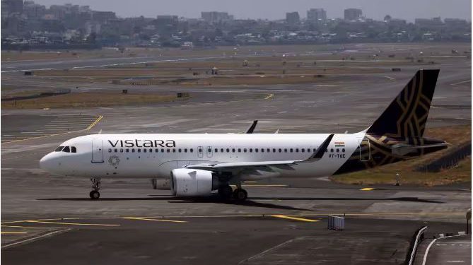 विस्तारा एयरलाइंस की मुश्किलें बढ़ीं, 15 पायलटों ने नौकरी से दिया इस्तीफा; डीजीसीए ने मांगी रिपोर्ट