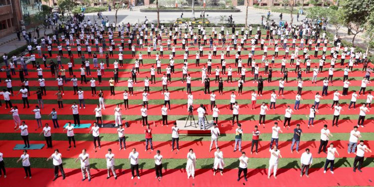 अंतर्राष्ट्रीय योग दिवस पर शारदा विश्वविद्यालय में योगोत्सव का हुआ आयोजन