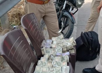 चुनाव से पहले स्टेटिक सर्विलांसव पुलिस टीम ने गाड़ी से 11 लाख से अधिक कैश बरामद, जांच शुरू
