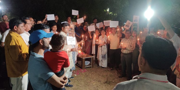 आरोपी की गिरफ्तारी न होने से नाराज परिजनों ने घंटा चौक पर किया हंगामा, पुलिस के खिलाफ की नारेबाजी