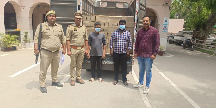 चेकिंग के दौरान बिसरख पुलिस ने 200 पेटी हरियाणा मार्का शराब की बरामद, दो तस्कर गिरफ्तार