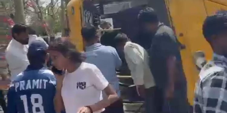 निजी यूनिवर्सिटी की बस अनियंत्रित होकर पलटी कई स्टूडेंट्स हुए घायल
