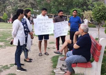 चुनाव में मतदान प्रतिशत बढ़ाने के लिए गौतम बुद्ध नगर विकास समिति लोगों को कर रही है जागरूक