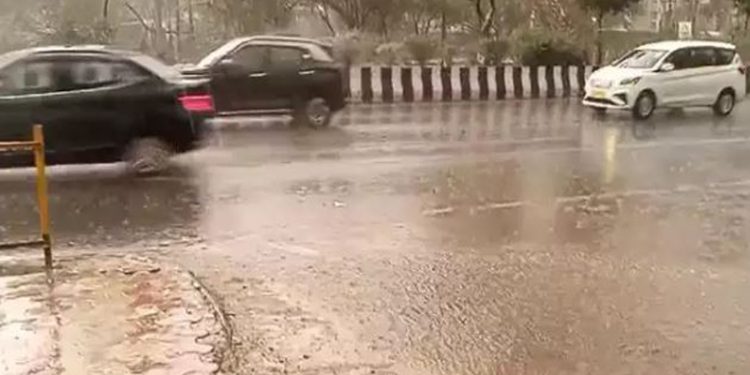 दिल्ली-NCR में बरसें राहत के बादल, धूलभरी आंधी के साथ कई जगह हुई बारिश