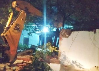 मुस्लिम अधिकारी पर हुआ हमला, तो आरोपी के घर पहुंच गया ‘बाबा का बुलडोजर’, चंद सेकेंड में ढहा दिया घर