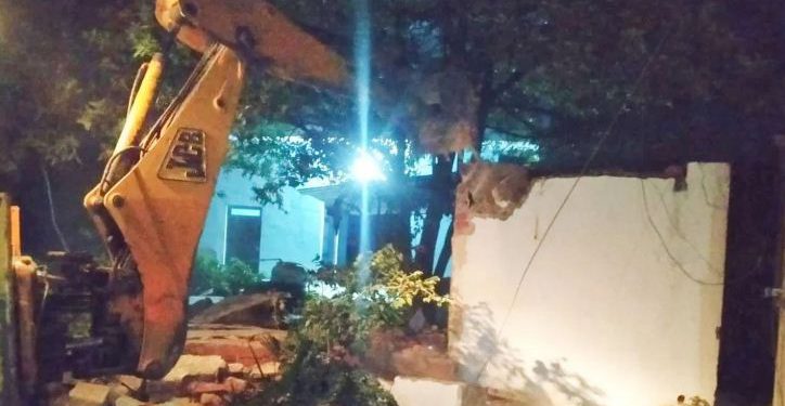 मुस्लिम अधिकारी पर हुआ हमला, तो आरोपी के घर पहुंच गया ‘बाबा का बुलडोजर’, चंद सेकेंड में ढहा दिया घर