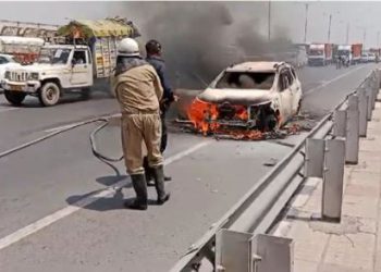दिल्ली-मेरठ एक्सप्रेस वे पर धू-धू कर जली कार, टला बड़ा हादसा
